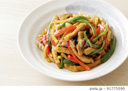 パプリカ、ピーマンと豚肉を使った青椒肉絲 パプリカ、ピーマンと豚肉を使った青椒肉絲 91775090