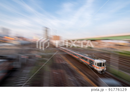 【向野橋】夕暮れ時の関西線 91776129