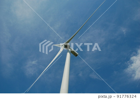福井県あわら市 青天の青空に立つおおきな風力発電の風車 福井県あわら市 青天の青空に立つおおきな風力発電の風車 91776324