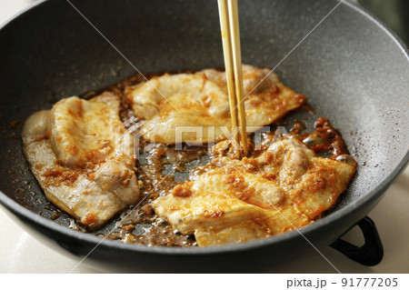 フライパンで調理している豚の生姜焼き フライパンで調理している豚の生姜焼き 91777205