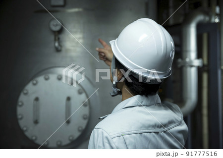 工場を点検する作業員男性 91777516