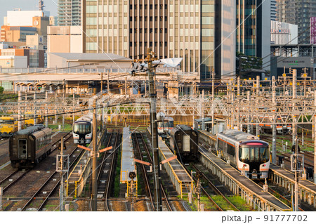 【名古屋車両区】夕暮れ時の車庫と通過列車 91777702