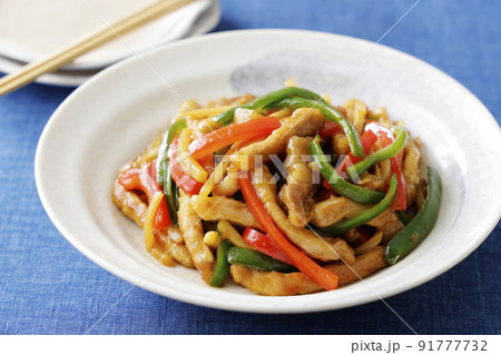 パフリカとピーマン、豚肉を使った青椒肉絲 91777732