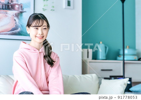 家でくつろぐ若い女性 家でくつろぐ若い女性 91778053