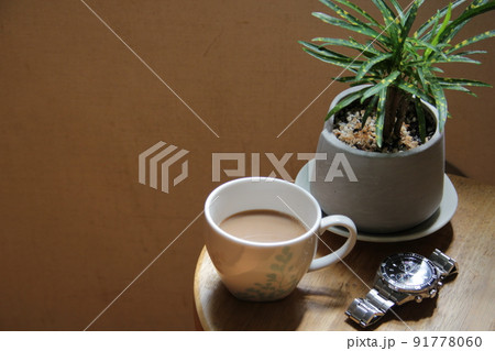 コーヒーと観葉植物でリラックスタイム コーヒーと観葉植物でリラックスタイム 91778060