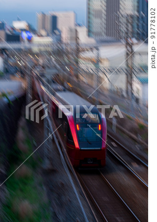 【近鉄名古屋線】夕暮れの名古屋へ向かう列車 【近鉄名古屋線】夕暮れの名古屋へ向かう列車 91778102