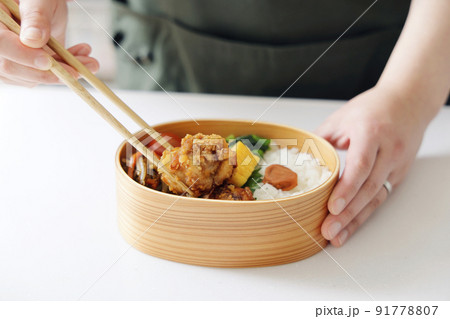 お母さんがキッチンでお弁当を作るシーン お母さんがキッチンでお弁当を作るシーン 91778807