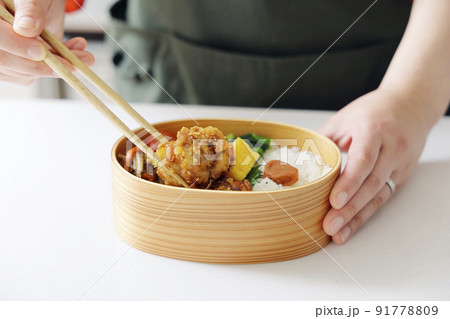 お母さんがキッチンでお弁当を作るシーン お母さんがキッチンでお弁当を作るシーン 91778809