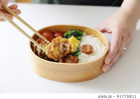 お母さんがキッチンでお弁当を作るシーン お母さんがキッチンでお弁当を作るシーン 91778811