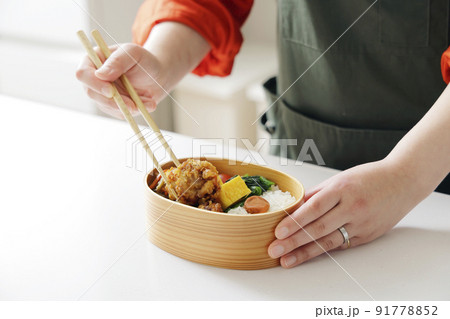 キッチンでお母さんがお弁当を作るシーン キッチンでお母さんがお弁当を作るシーン 91778852