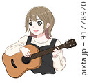 アコースティックギターを弾いている女性 91778920