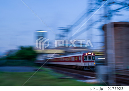 【近鉄名古屋線】夕暮れの名古屋を発車する列車 91779224