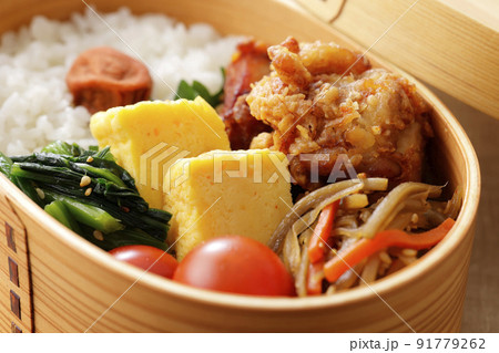 曲げわっぱに入ったお弁当 91779262