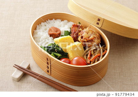 曲げわっぱに盛り付けた和風のお弁当 91779434