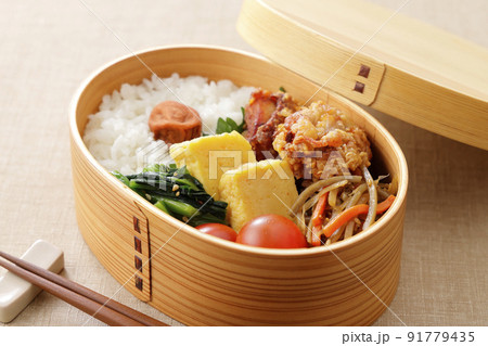 曲げわっぱに盛り付けた和風のお弁当 91779435