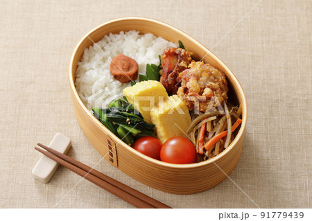 曲げわっぱに盛り付けた和風のお弁当 91779439
