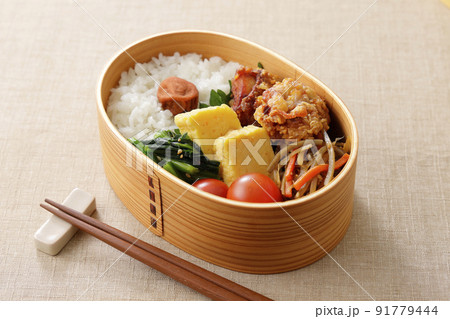 曲げわっぱに盛り付けた和風のお弁当 91779444