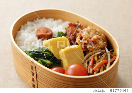 曲げわっぱに盛り付けた和風のお弁当 91779445