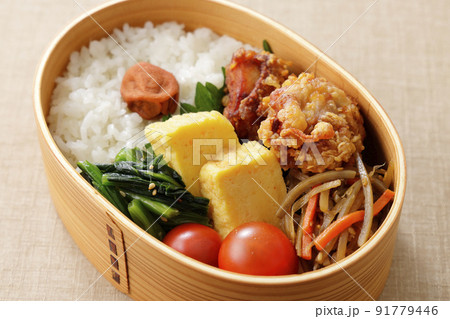 曲げわっぱに盛り付けた和風のお弁当 曲げわっぱに盛り付けた和風のお弁当 91779446