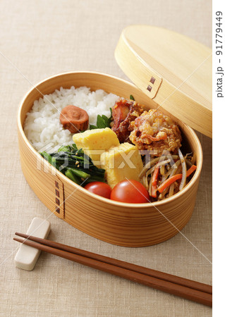 曲げわっぱに盛り付けた和風のお弁当 曲げわっぱに盛り付けた和風のお弁当 91779449