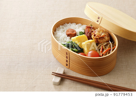 曲げわっぱに盛り付けた和風のお弁当 曲げわっぱに盛り付けた和風のお弁当 91779453