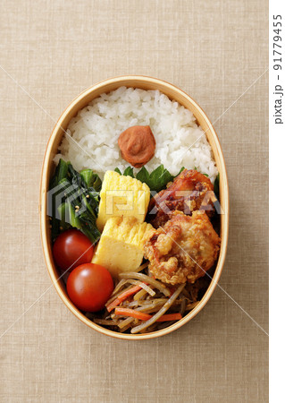 曲げわっぱに盛り付けた和風のお弁当 91779455