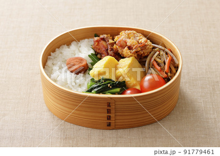 曲げわっぱに盛り付けた和風のお弁当 曲げわっぱに盛り付けた和風のお弁当 91779461