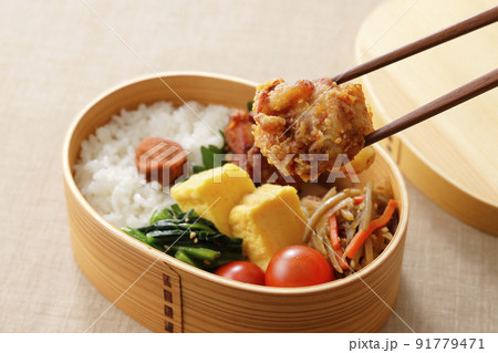 曲げわっぱに盛り付けた和風のお弁当 曲げわっぱに盛り付けた和風のお弁当 91779471