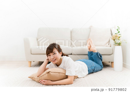 家のリビングでリラックスする日本人女性(くつろぐ) 家のリビングでリラックスする日本人女性(くつろぐ) 91779802