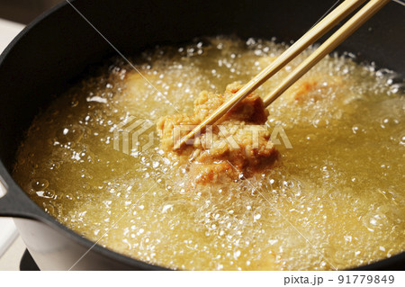 油で揚げている美味しそうな鶏の唐揚げ 油で揚げている美味しそうな鶏の唐揚げ 91779849