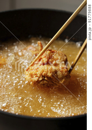 油で揚げている美味しそうな鶏の唐揚げ 油で揚げている美味しそうな鶏の唐揚げ 91779888