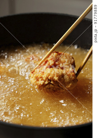 油で揚げている美味しそうな鶏の唐揚げ 油で揚げている美味しそうな鶏の唐揚げ 91779889