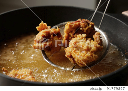 油で揚げている美味しそうな鶏の唐揚げ 油で揚げている美味しそうな鶏の唐揚げ 91779897