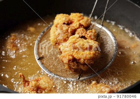 油で揚げた鶏の唐揚げ 91780046