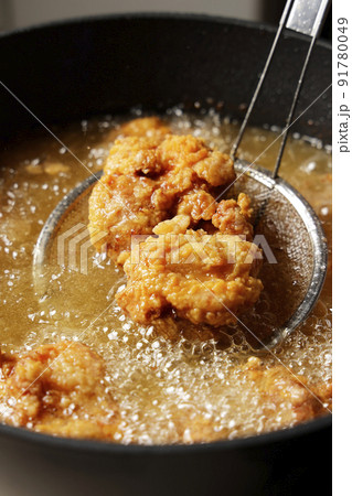 油で揚げた鶏の唐揚げ 油で揚げた鶏の唐揚げ 91780049