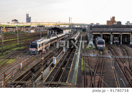 【名古屋車両区】夕暮れ時の車庫 91780738