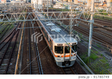 【関西線】夕暮れ時の車庫横を通過する列車 91780749