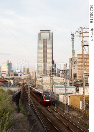 【近鉄名古屋線】夕刻の名古屋を発車する列車 91780756