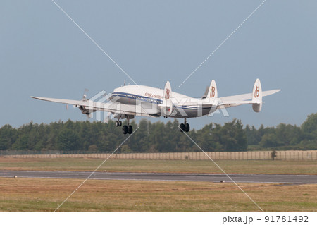 ロッキードL-1049Gスーパーコンステレーション離陸 91781492