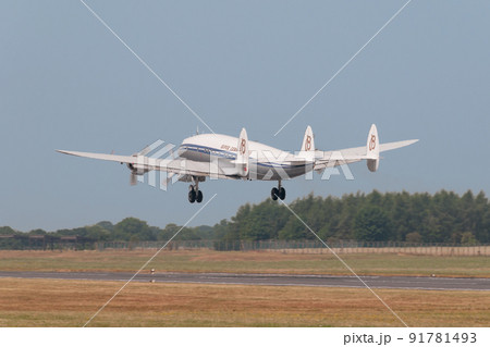 ロッキードL-1049Gスーパーコンステレーション離陸 91781493