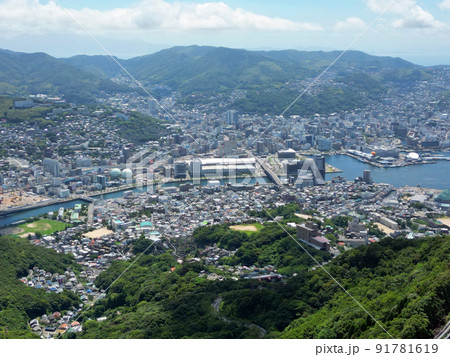 稲佐山展望公園の上空から長崎市街地の空撮 91781619