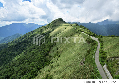 夏のUFOライン 西日本一の石鎚山へと続く天空の道 91782392