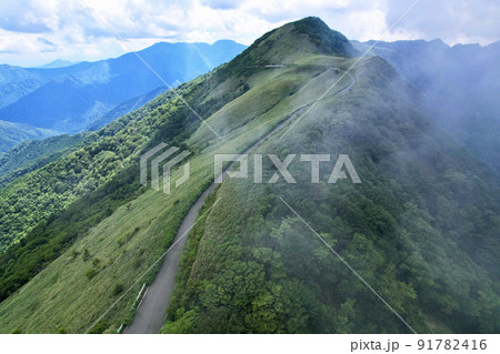夏のUFOライン 西日本一の石鎚山へと続く天空の道 91782416