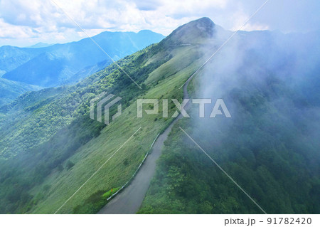 夏のUFOライン 西日本一の石鎚山へと続く天空の道 91782420