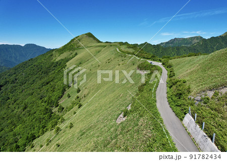 夏のUFOライン 西日本一の石鎚山へと続く天空の道 夏のUFOライン 西日本一の石鎚山へと続く天空の道 91782434