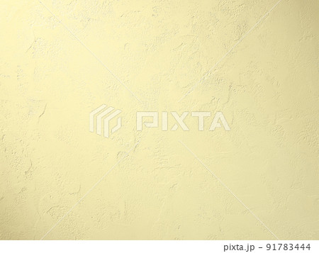 コテ跡の残る漆喰塗りの壁に薄黄色の光があたる横長の背景画像 コテ跡の残る漆喰塗りの壁に薄黄色の光があたる横長の背景画像 91783444