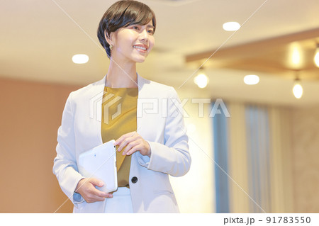 タブレットを手にオフィスを歩くビジネスウーマン5 91783550