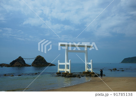 二見ヶ浦の夫婦岩と白い鳥居 91785138