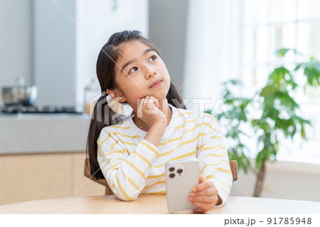 スマホを持つ小学生 スマホを持つ小学生 91785948