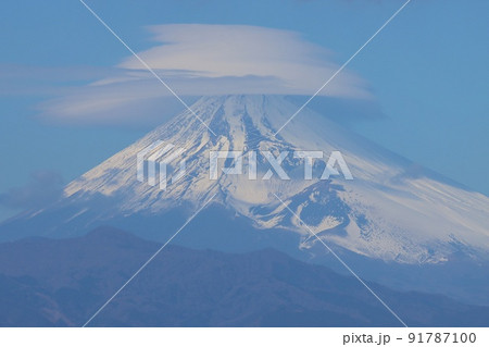 富士山と笠雲　冬　雪山 91787100
